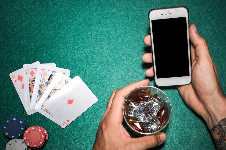 Laptop menampilkan kebijakan privasi online dan perlindungan data pengguna sebagai ilustrasi transparansi